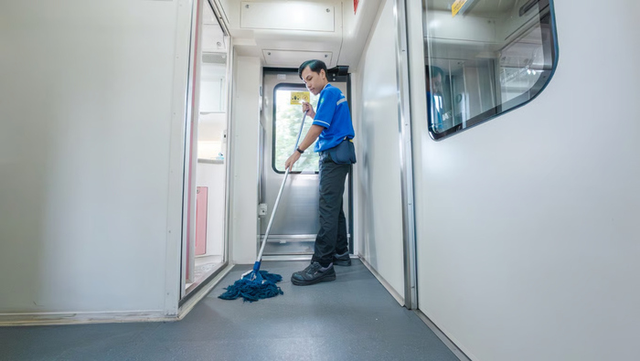 Pastikan semua Fasilitas Kereta selalu Bersih, Yuk intip Pekerjaan Petugas OTC KAI Services di Kereta